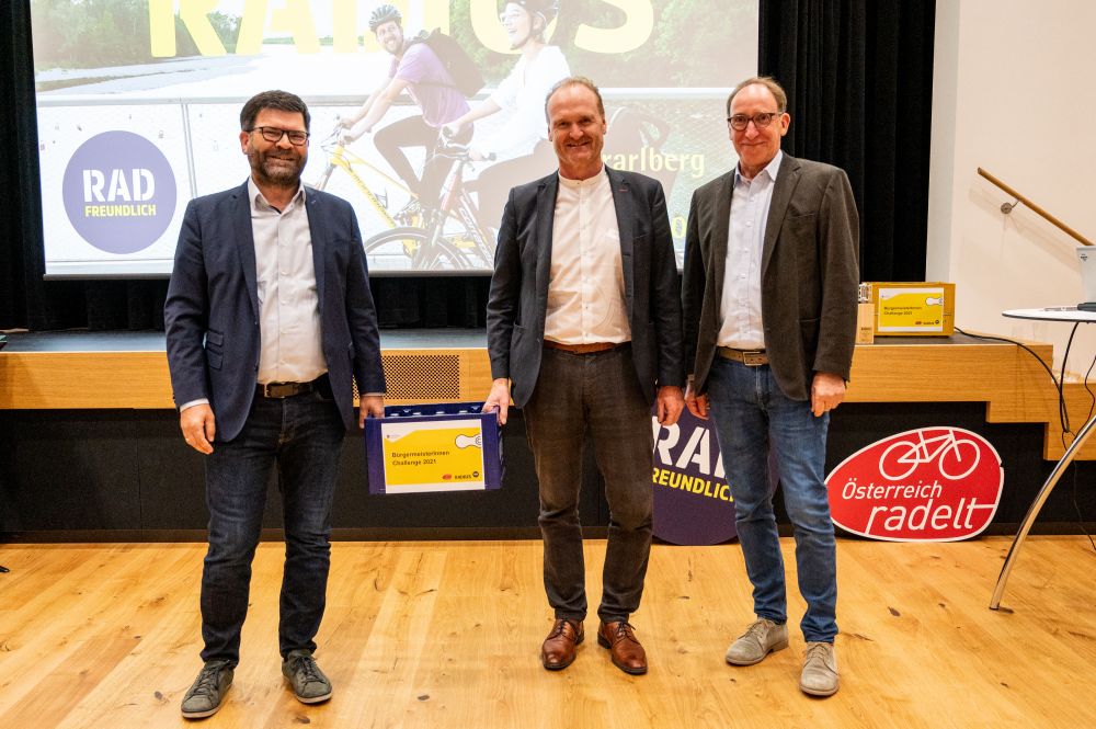 Landesrat überreicht Bierkiste an Gewinner der Bürgermeister Challenge
