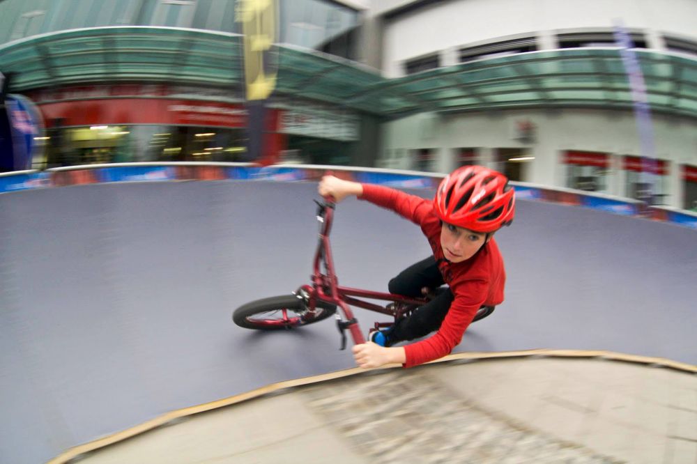 Kind auf BMX-Bike in einem Pumptrack