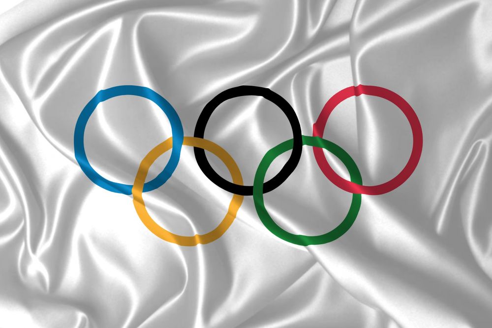 Weißes Tuch mit den fünf olympischen Ringen darauf.